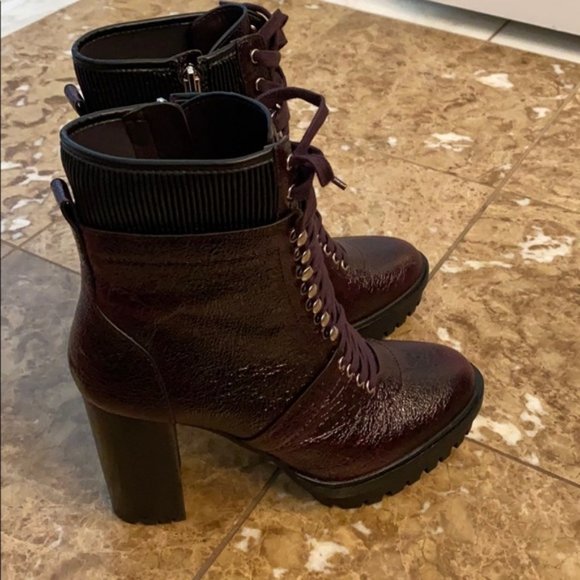 NWOB VINCE CAMUTO ERMANIA LACE UP BOOTIES sz 9.5 - Picture 7 of 12